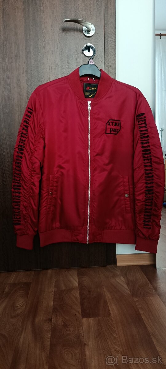 Červená prechodná bunda