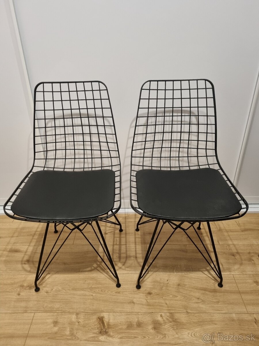 Kovové moderné stoličky čierné