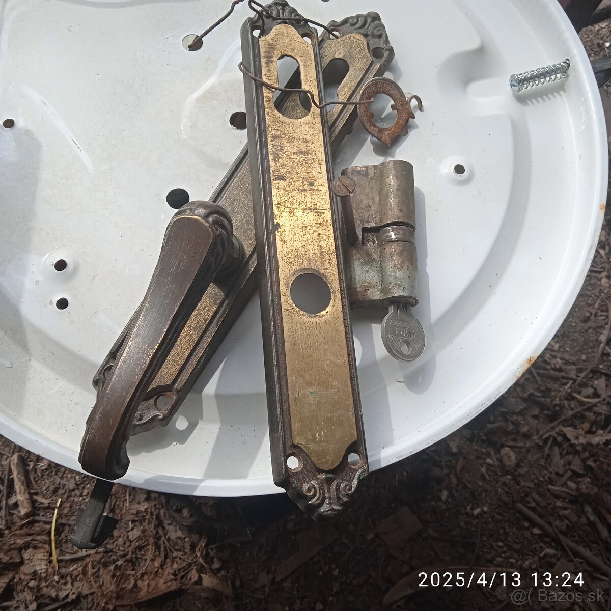 Predám starožitný zámok a hodinky 5€ kus.