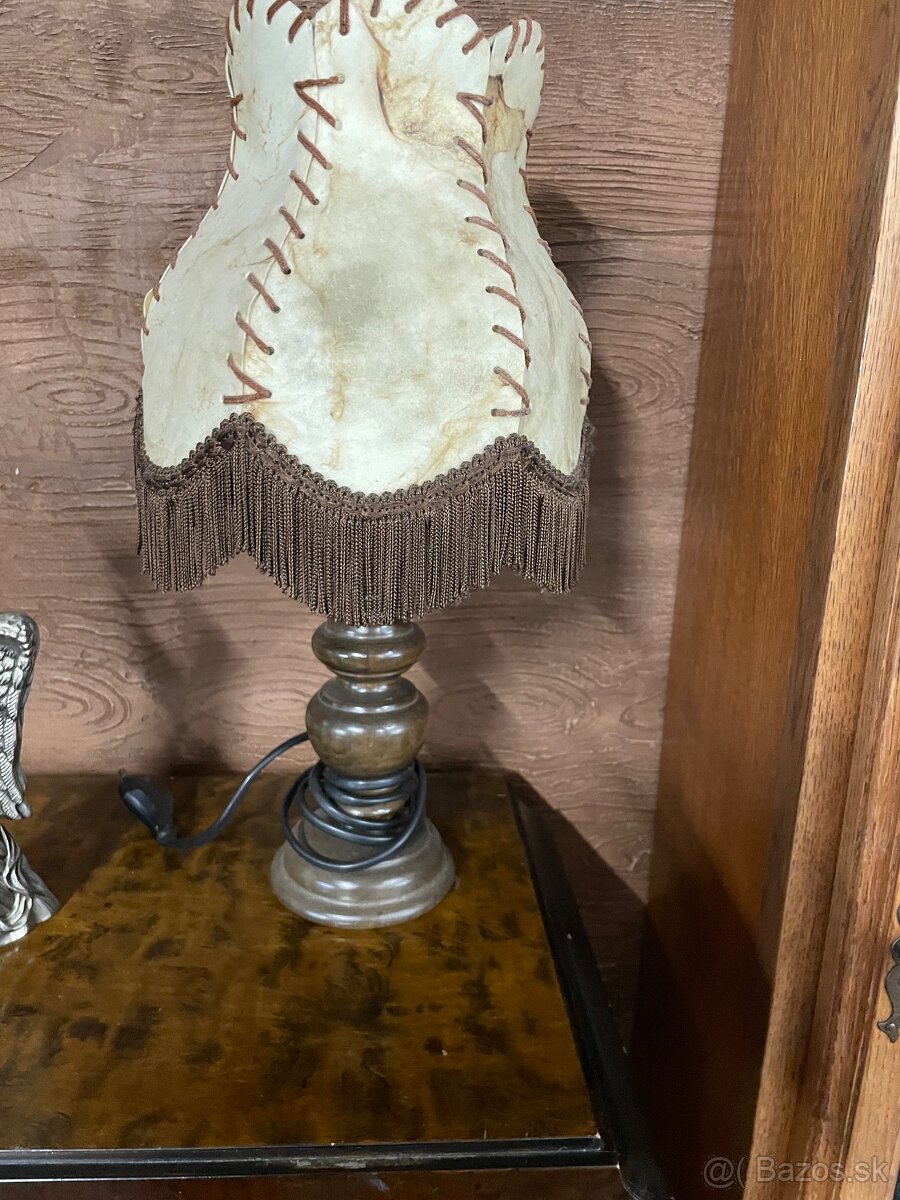 Vintage elektrická lampa s tienidlom