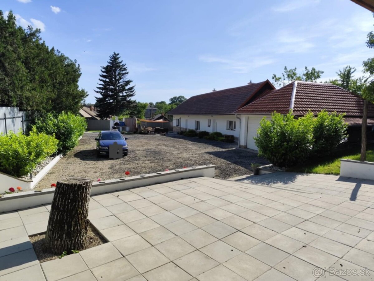 Zrekonštruovaný, zariadený rodinný dom s garážami vo Svodine