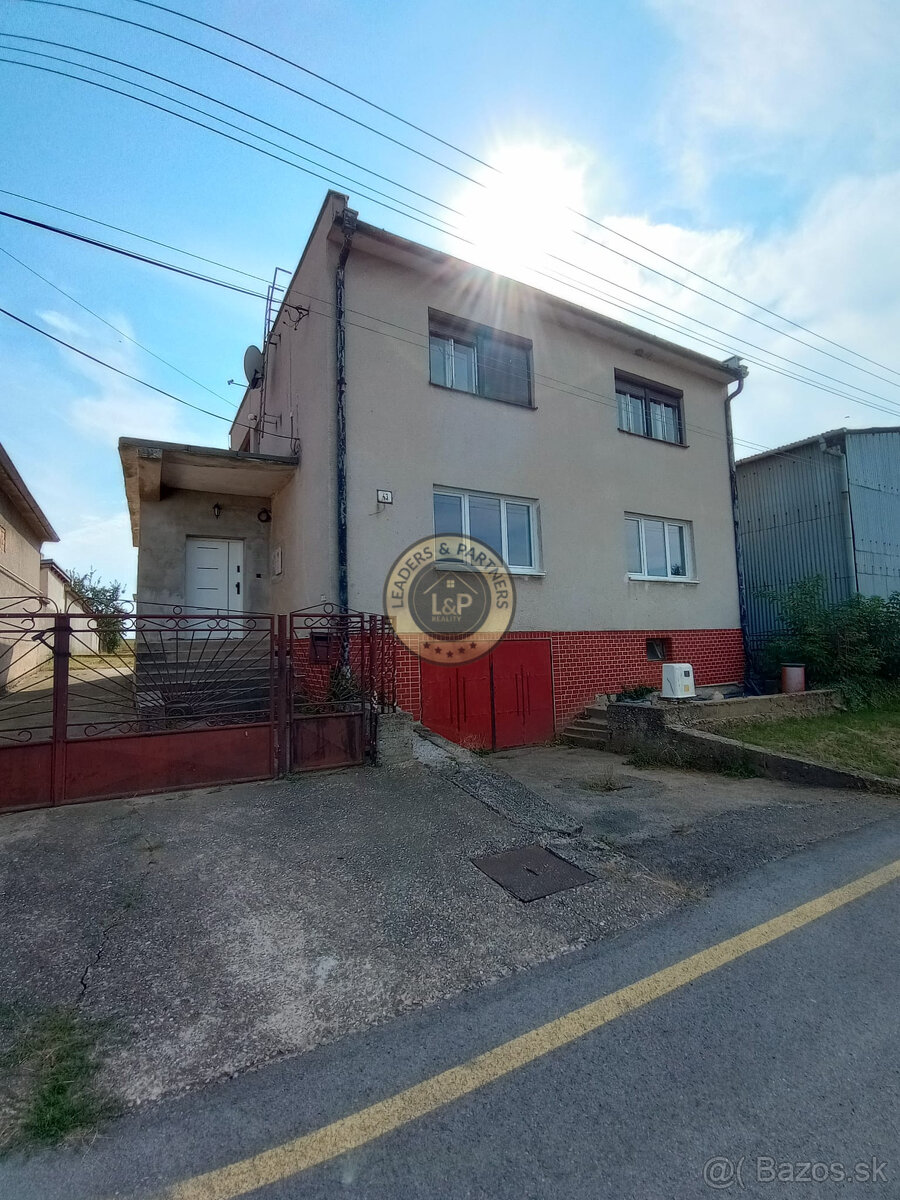 Rezervované Na predaj 5-izbový  rodinný dom v obci Košolná