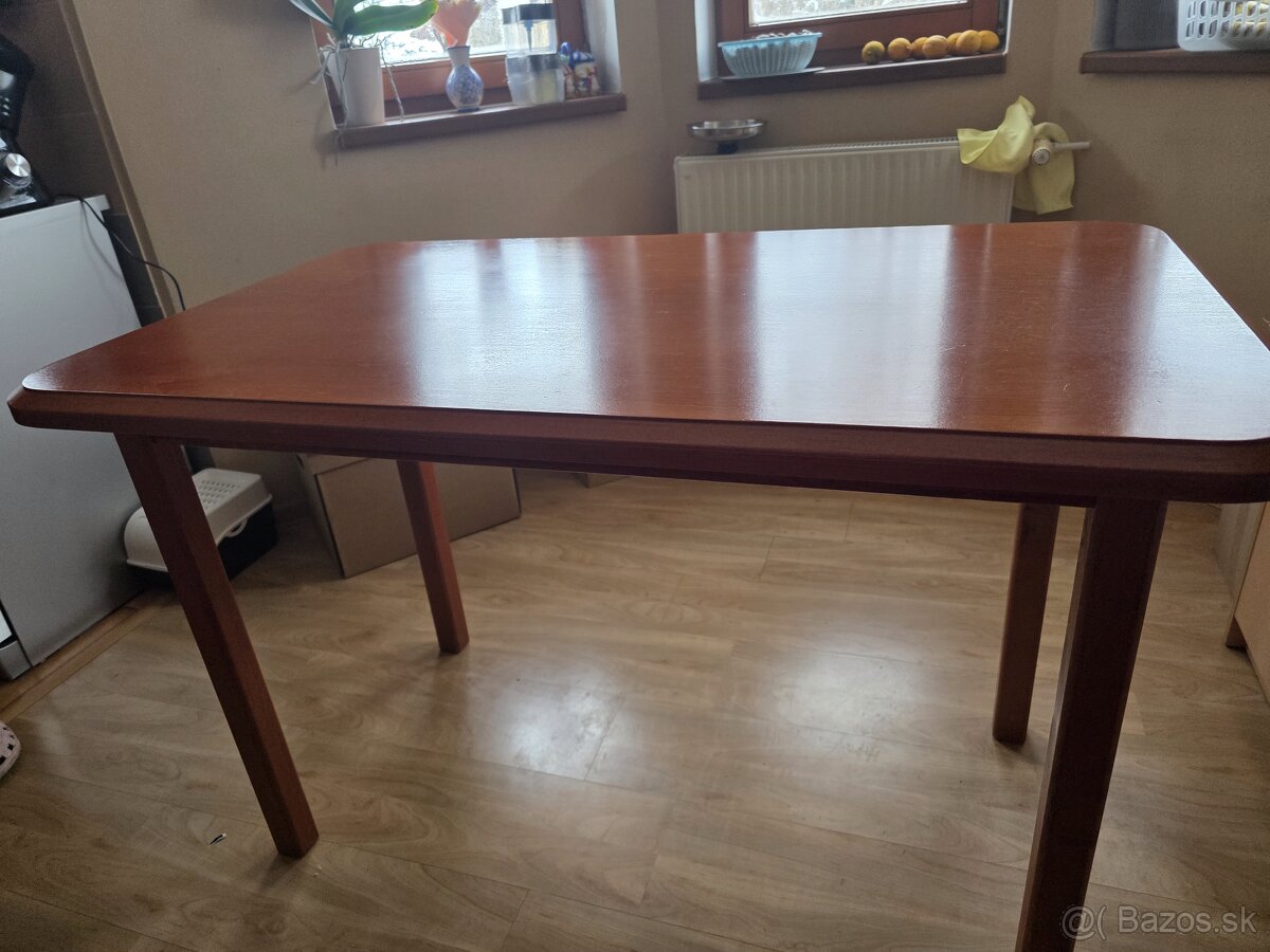 Jedálenský stôl
