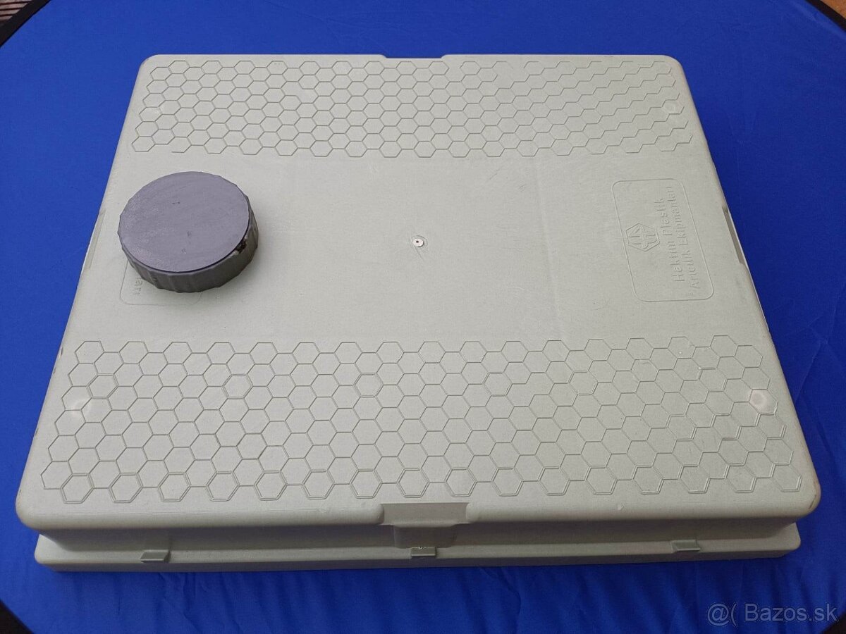 predám plast.striešku na úľ so štvorstranným krmítkom