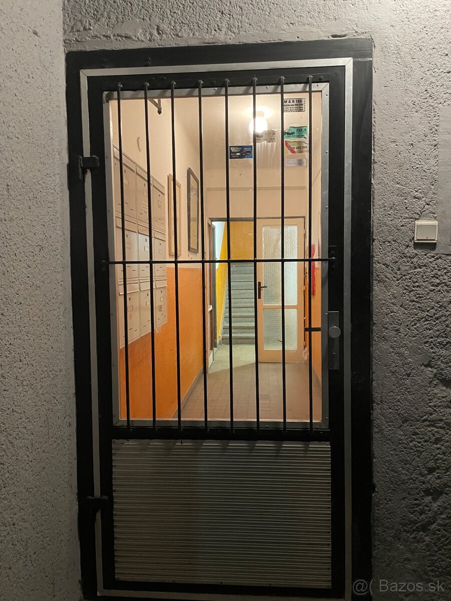 Vchodové dver do bytovky
