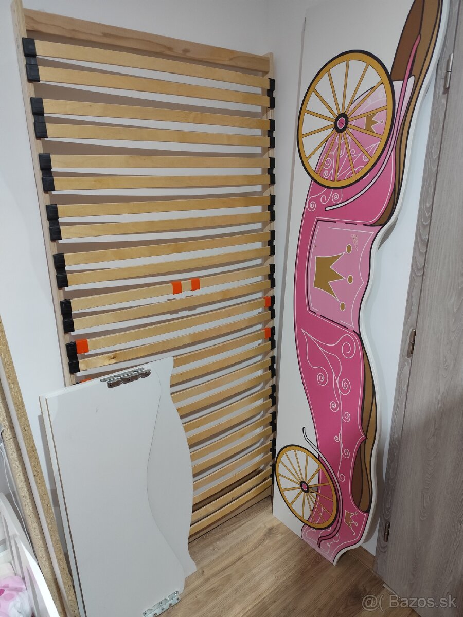 Dievčenská posteľ
