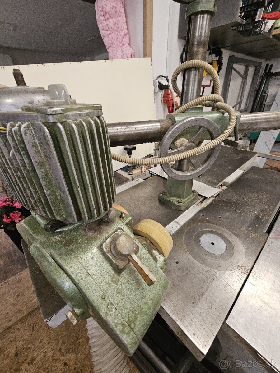 Podavac- posuv materialu 380V