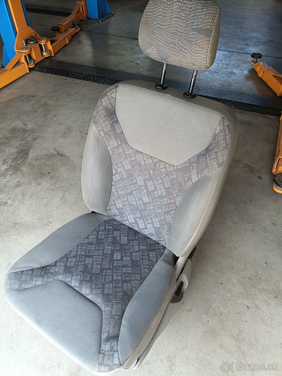 Šoferova sedačka opel vivaro renault trafic