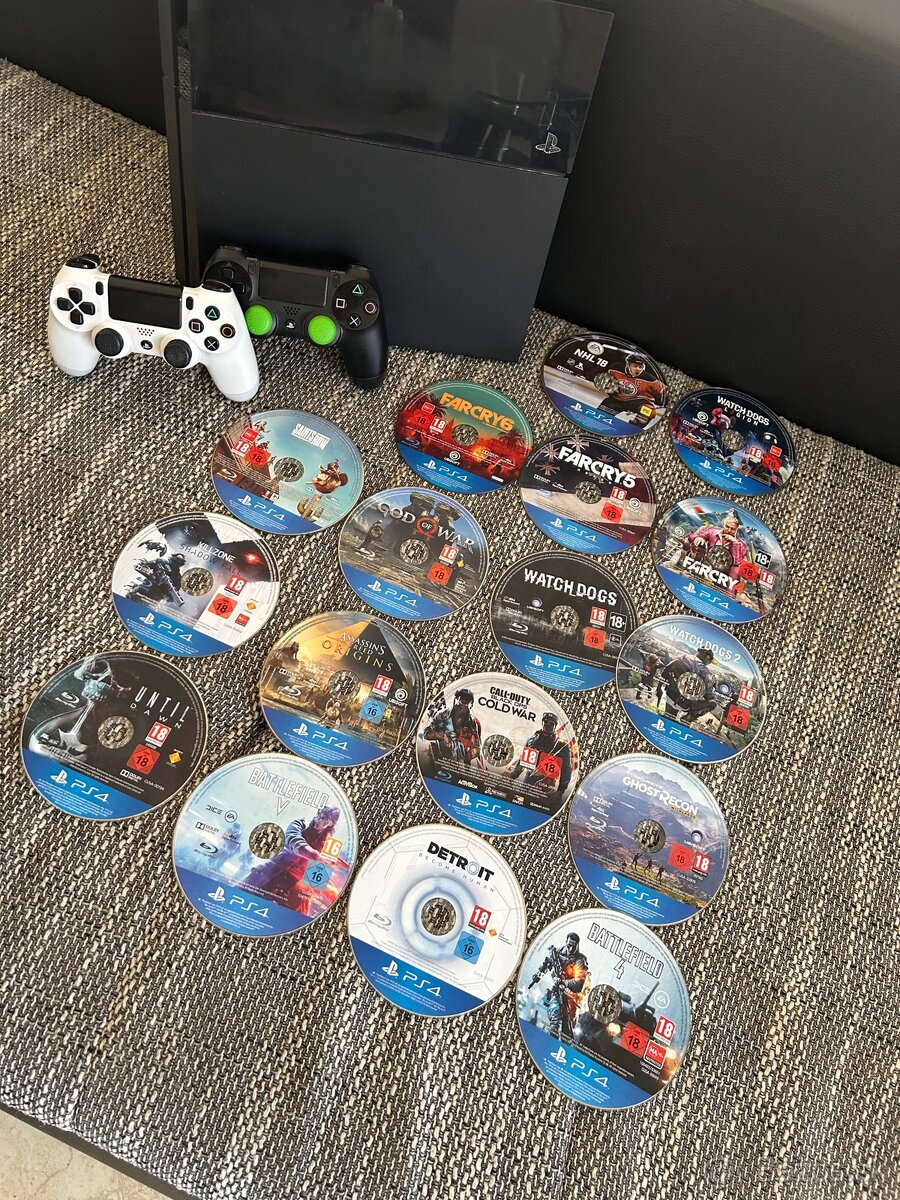PlayStation 4 (PS4) + 2x ovládace + 17 hier
