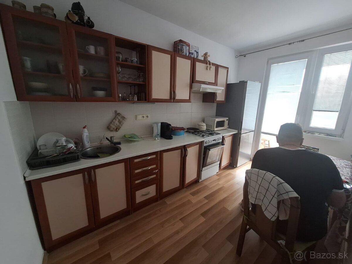 Ponúkam na prenájom samostatnú izbu v Petržalke od 16.8.2025