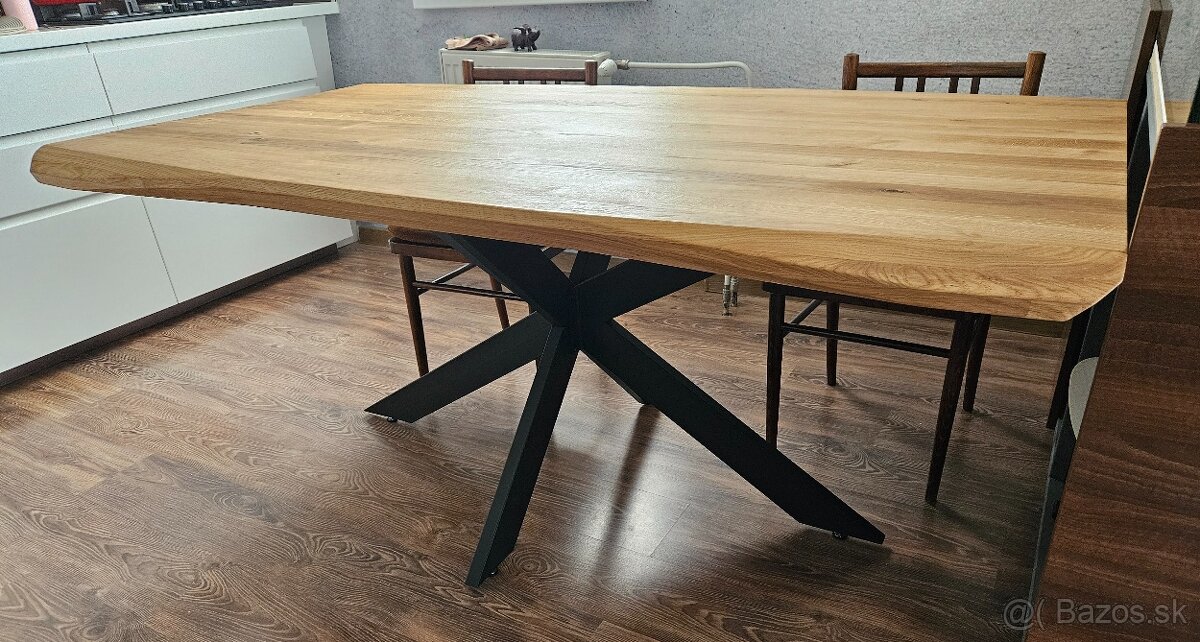 Predám jedálenský stôl z masívneho dubu, 180 × 100 cm