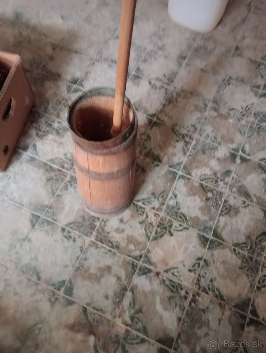 Drevená stará maselnica – vidiecka dekorácia, chalupa