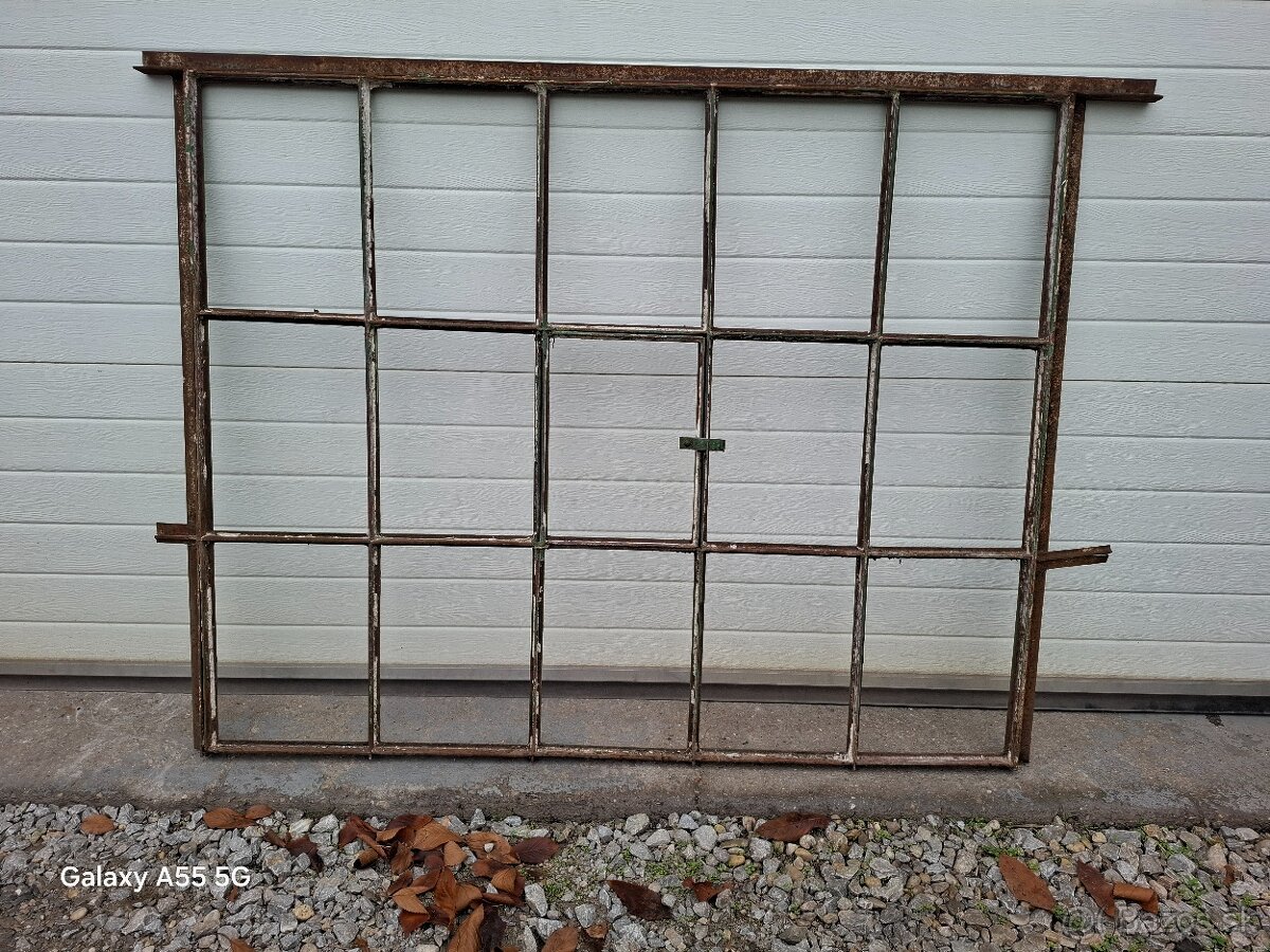 Stare kované zelezne kovove okno retro vintage