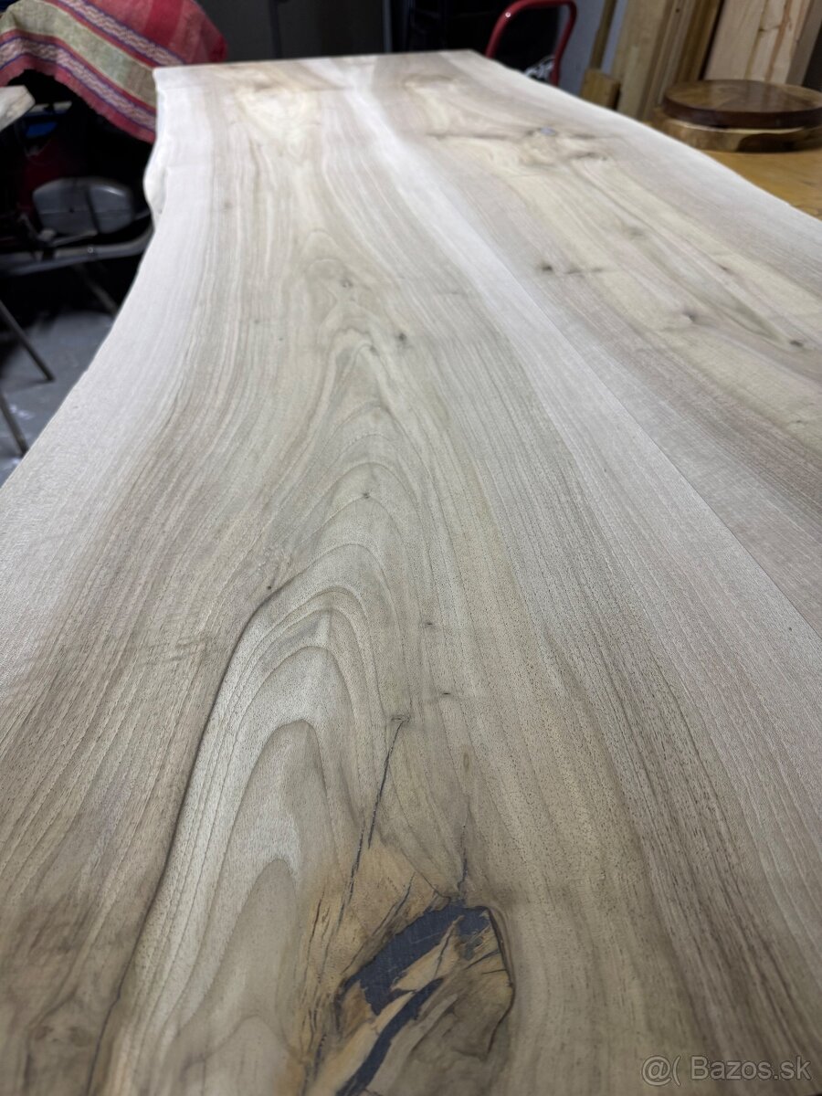 Orechova stolova doska