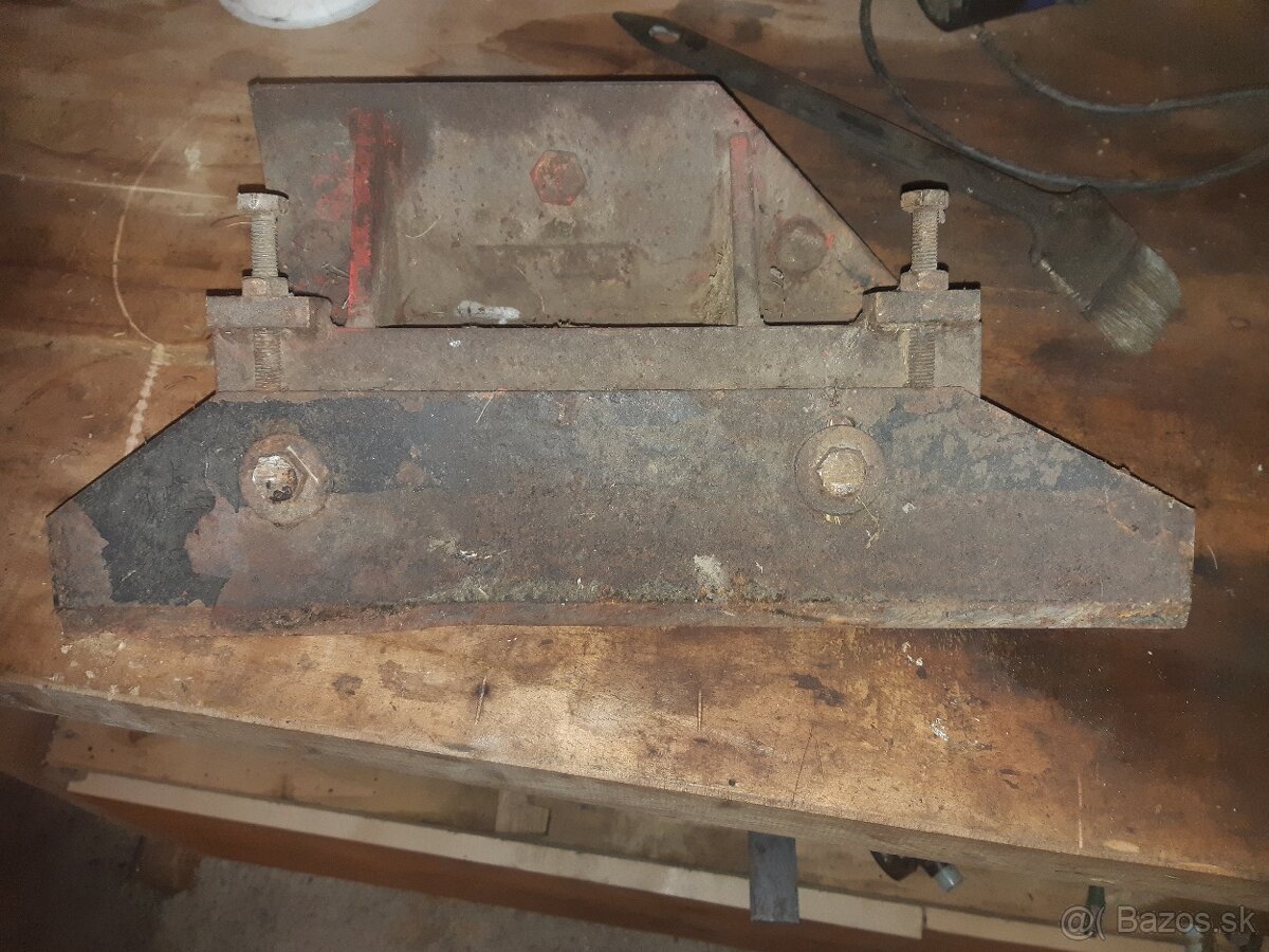 Predám nôž aj s držiakom na rezačku