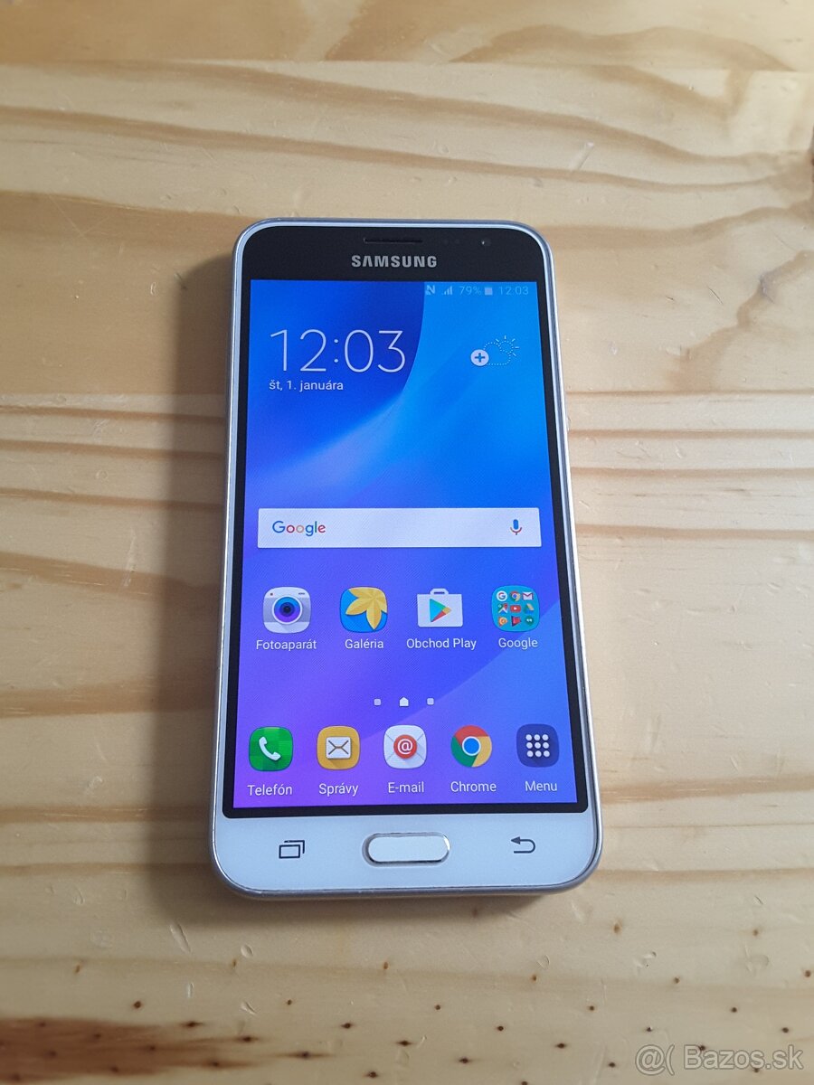 Samsung Galaxy J320 v peknom prevedení perletova biela