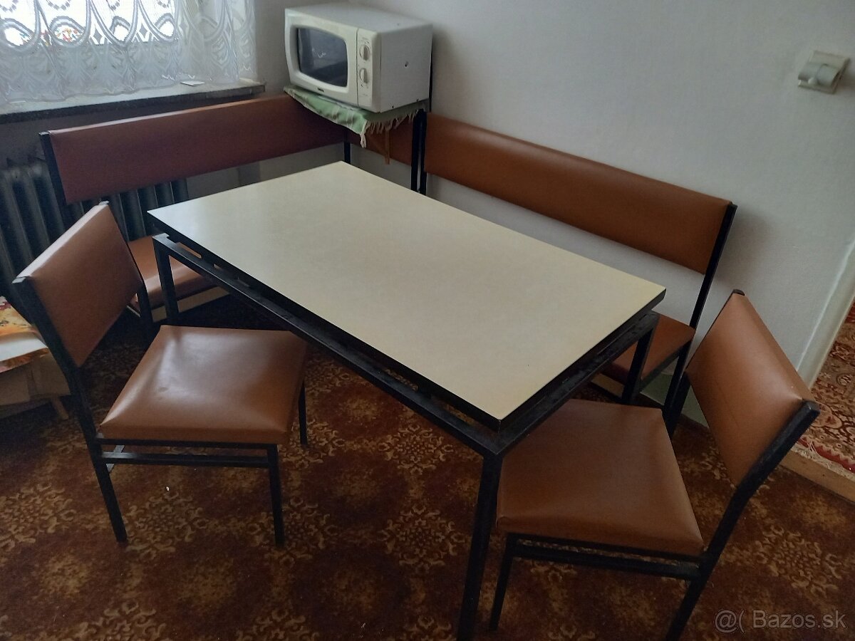 Kovová rohová lavica, 2 stoličky a stôl