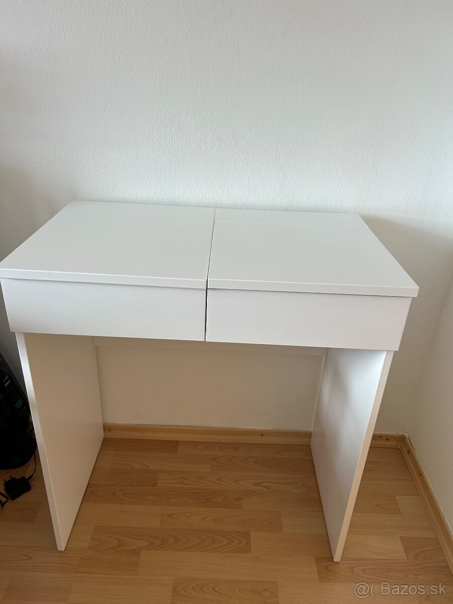 Toaletný stolík