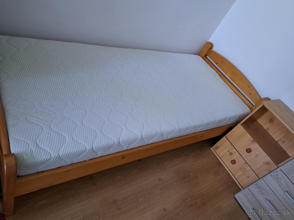 Posteľ s matracom + stolík