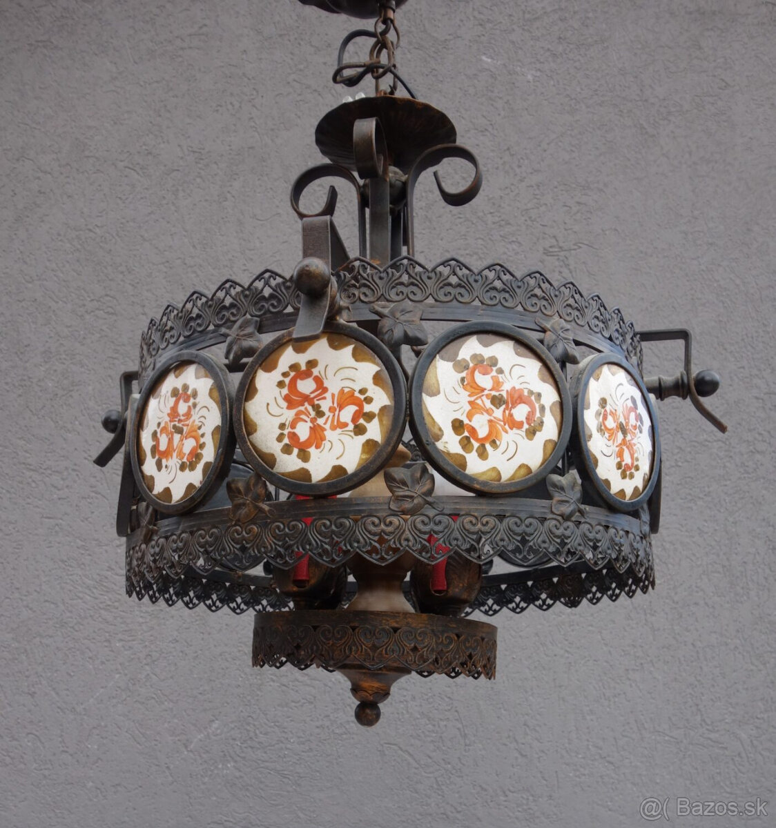 Luster s porcelánovými plaketami .