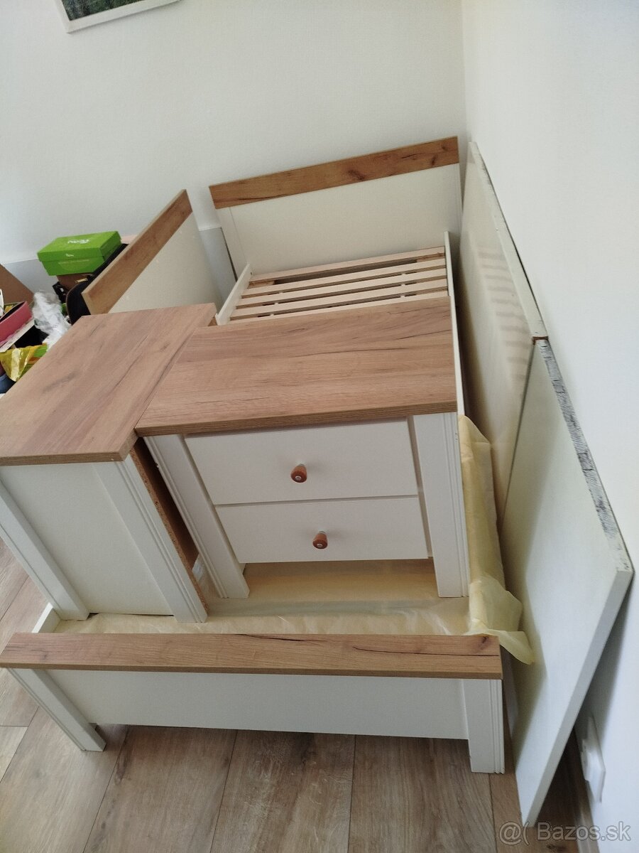 posteľ s noč.stolíkom