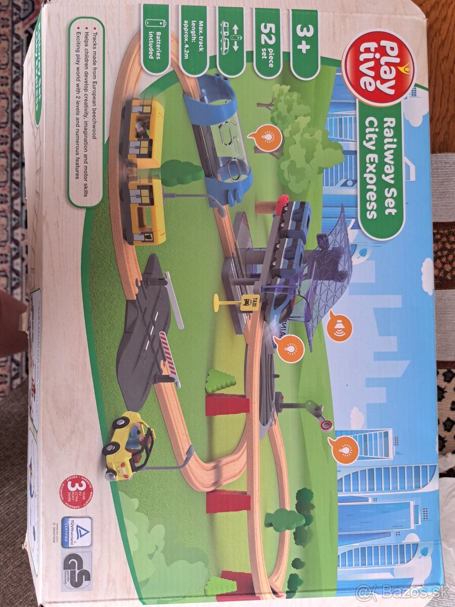 Drevené koľajnice s vláčikmi