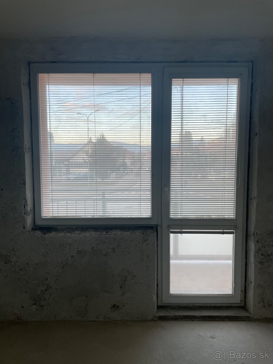 Plastove okno pevné