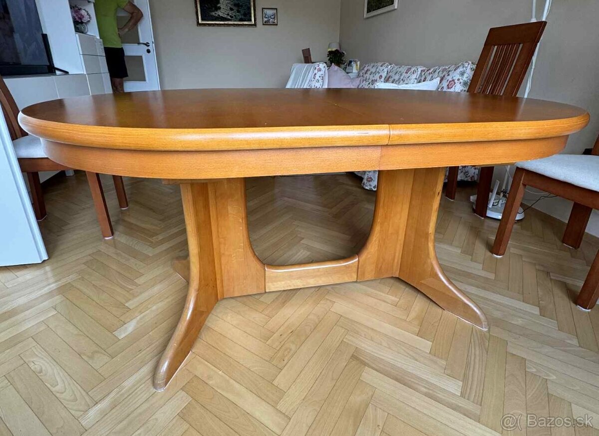 Jedálenský stôl
