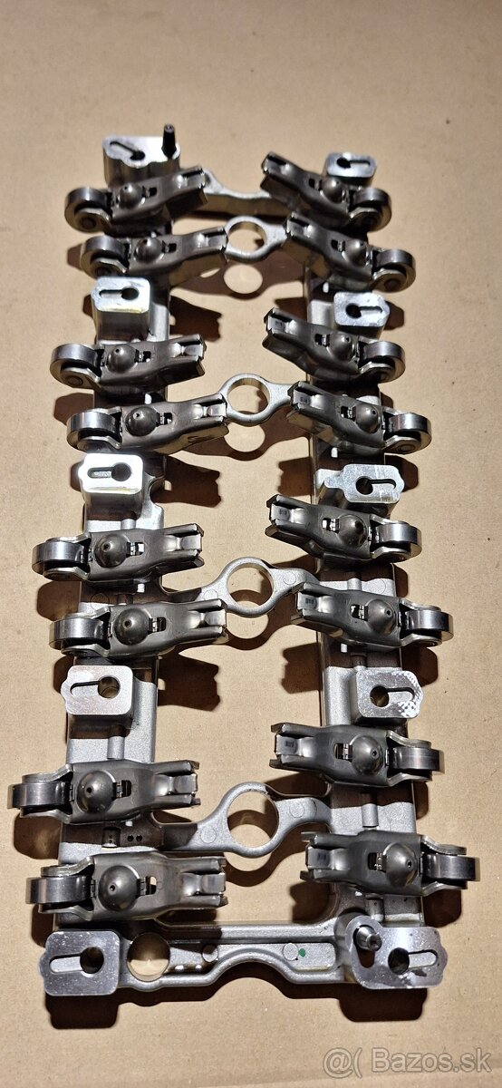 Držiak vahadiel s váhadlami ventilov