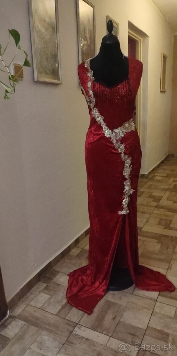 zamatove šaty červene