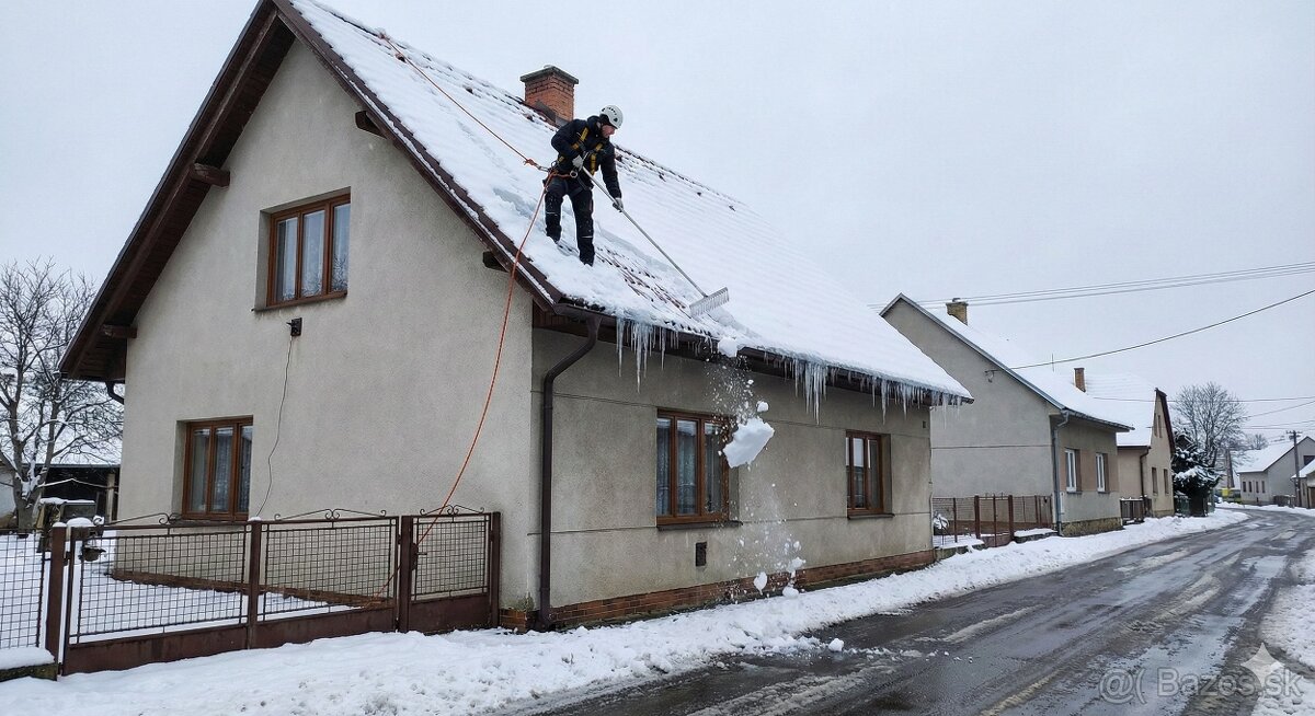 Odstránenie snehu a cencúľov zo striech – bezpečne s istením