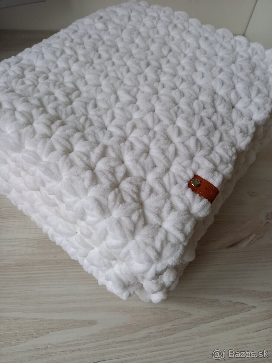 Nová teplá hačkovaná deka