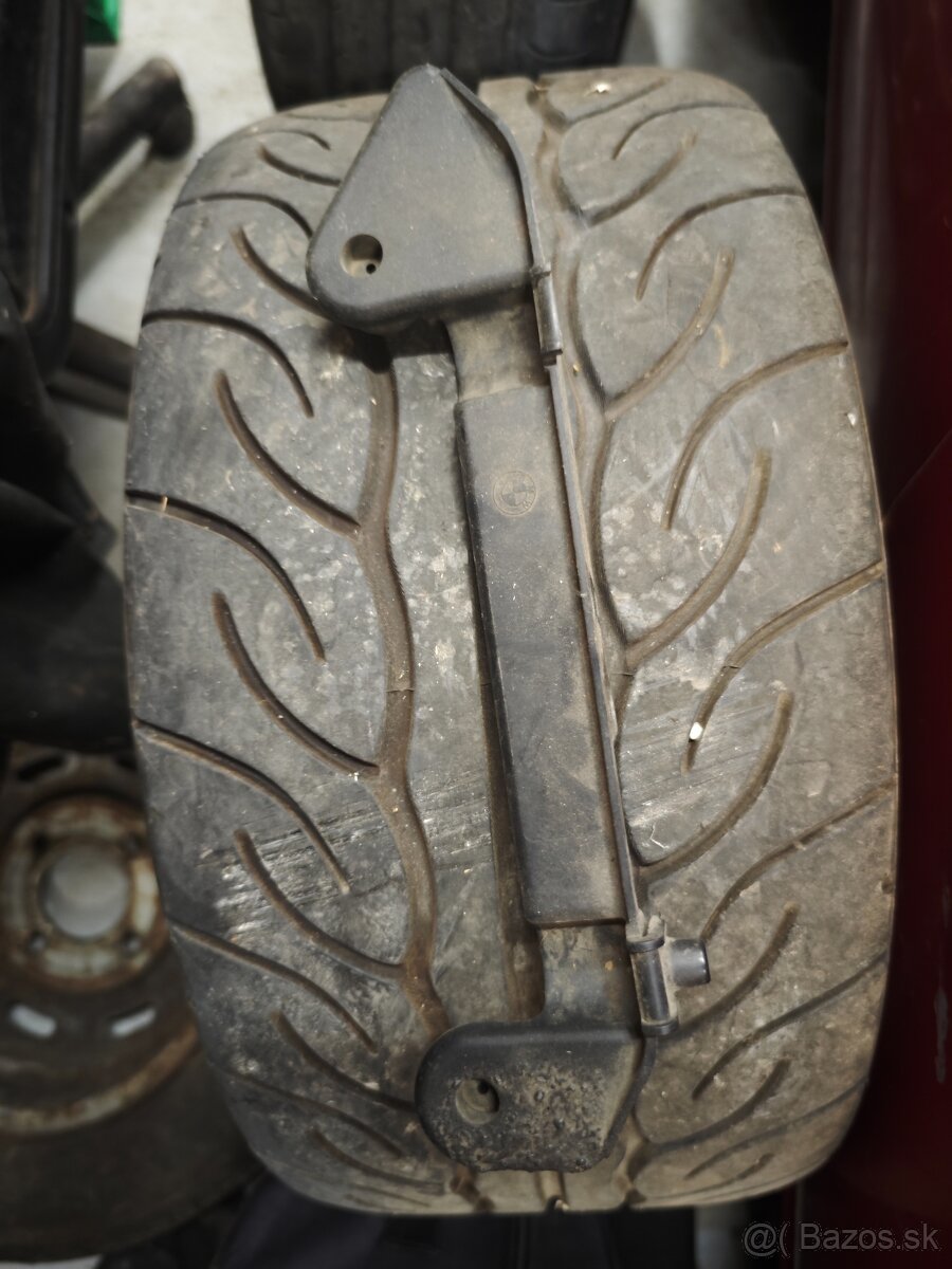 BMW E30 držiak chladiča