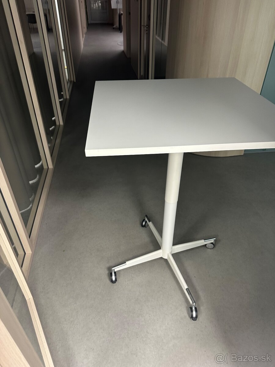 NASTAVITEĽNÝ STÔL