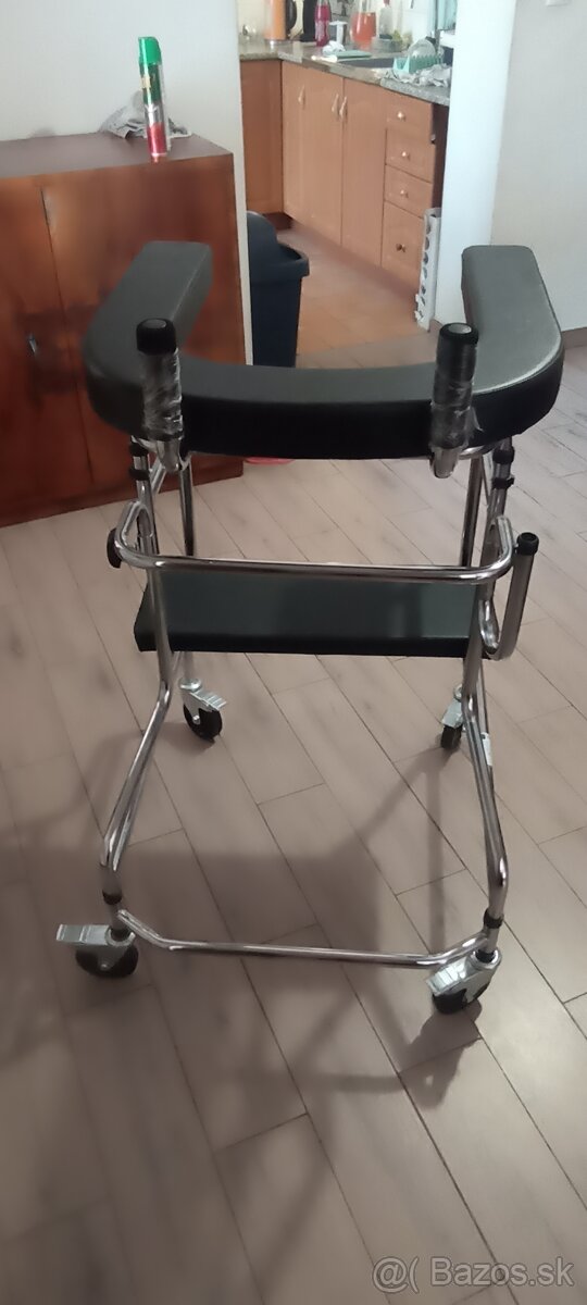 Chodítko pre seniorov s podpazušnou oporou