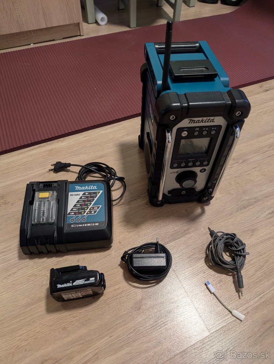 Stavebné rádio Makita BMR102 s komplet príslušenstvom