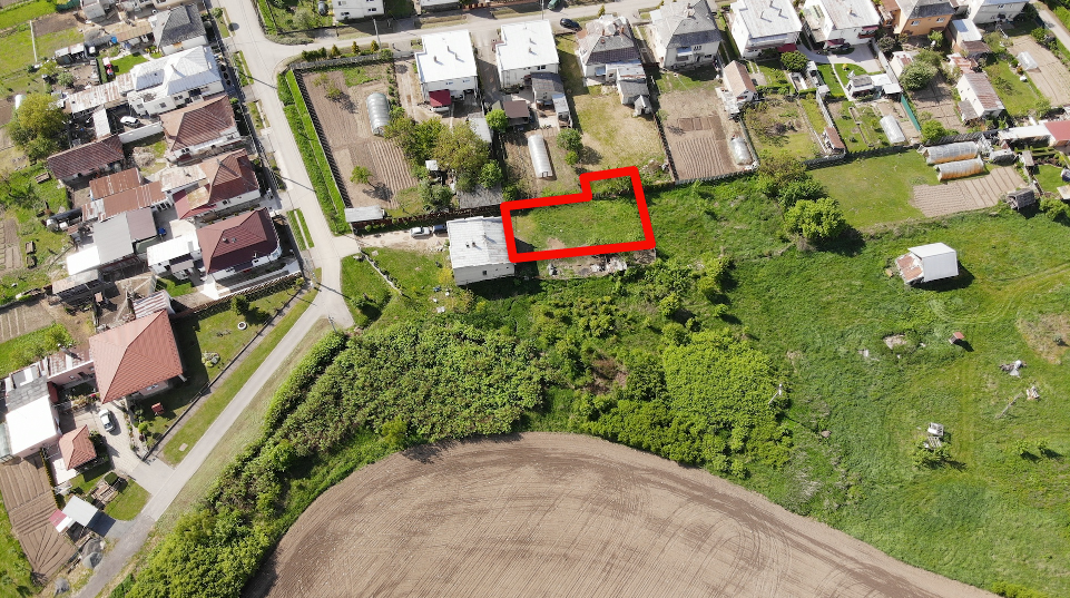 Leles - 400 m2 ZÁHRADA