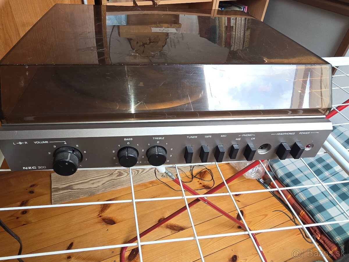 Gramofón Tesla NZC 300