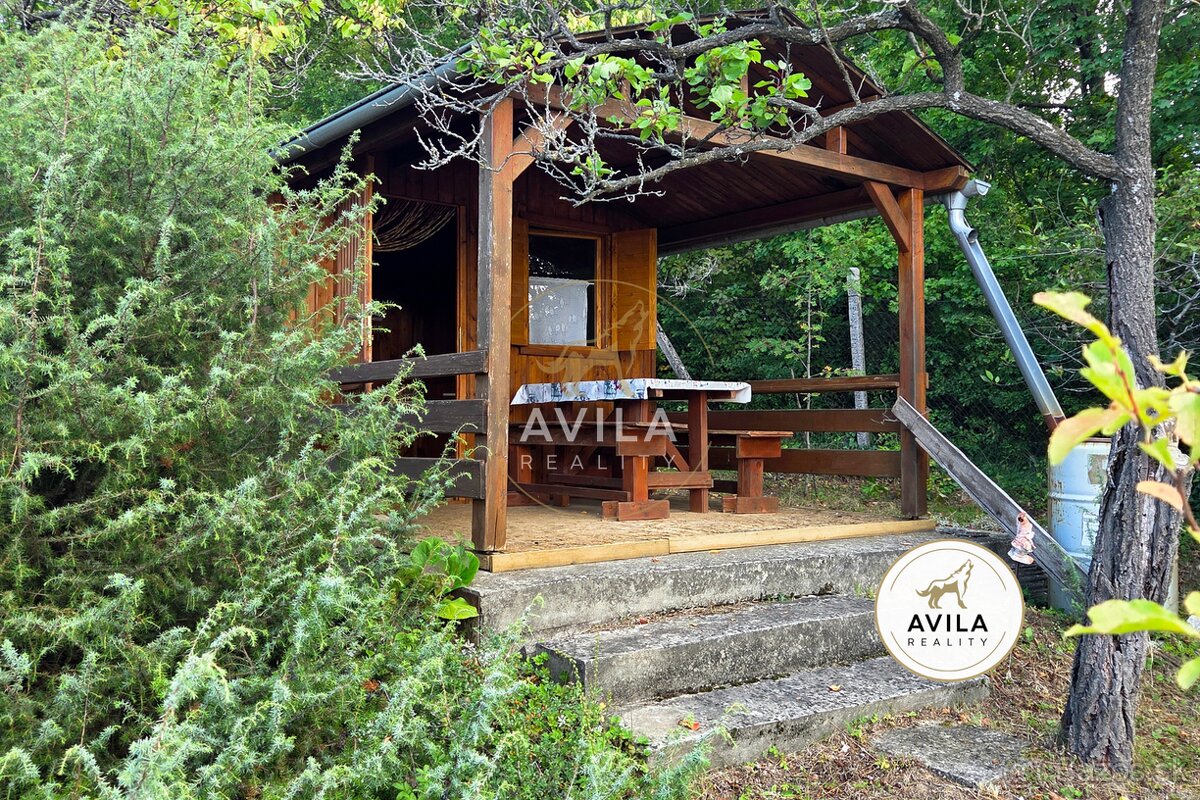 416 m² zelene a pokoja – na predaj záhrada s chatkou v Čacht
