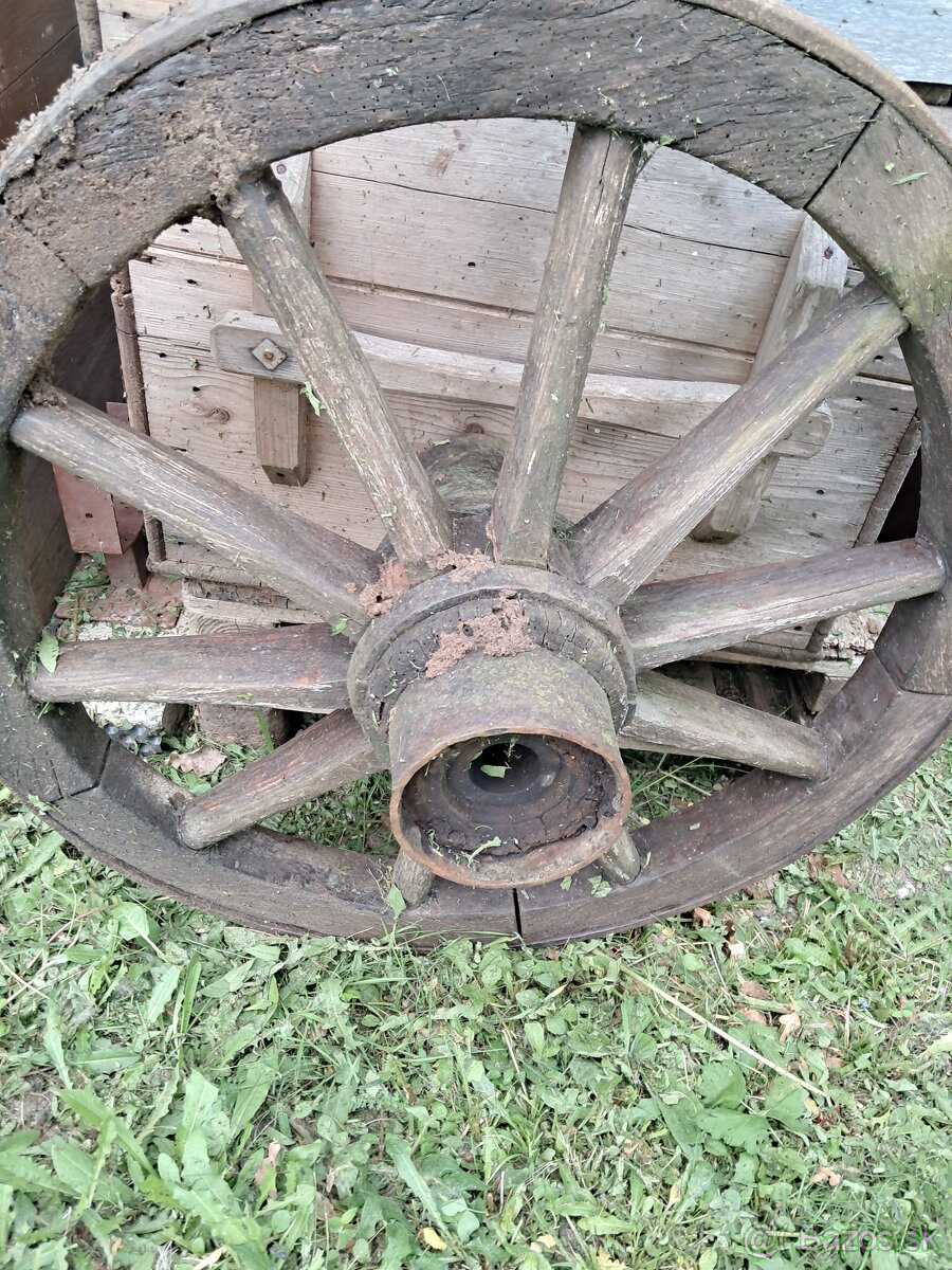 Staré pôvodné koleso z voza