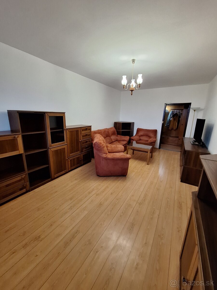 Prenájom 2 izbový byt s loggiou, sídlisko Západ, SNV