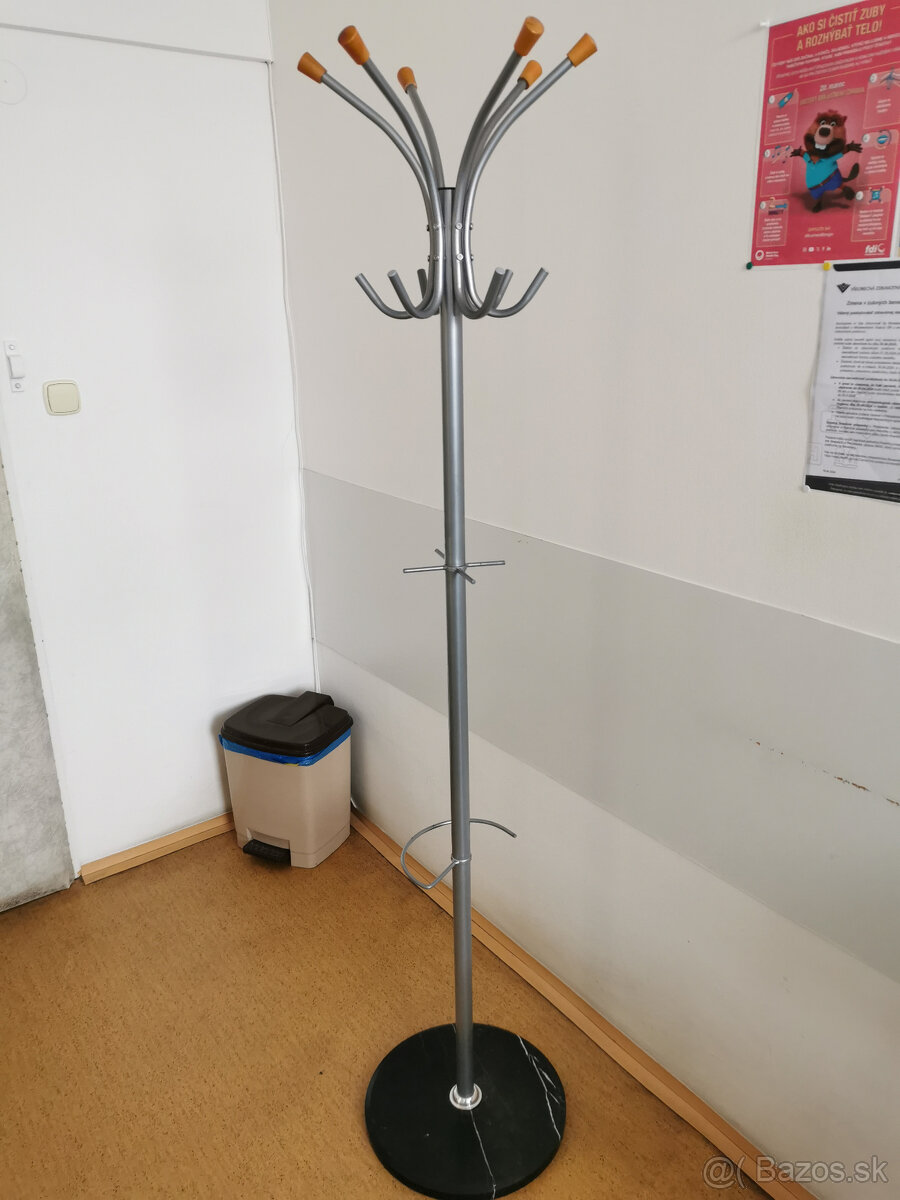 Kvalitný celokovový VEŠIAK