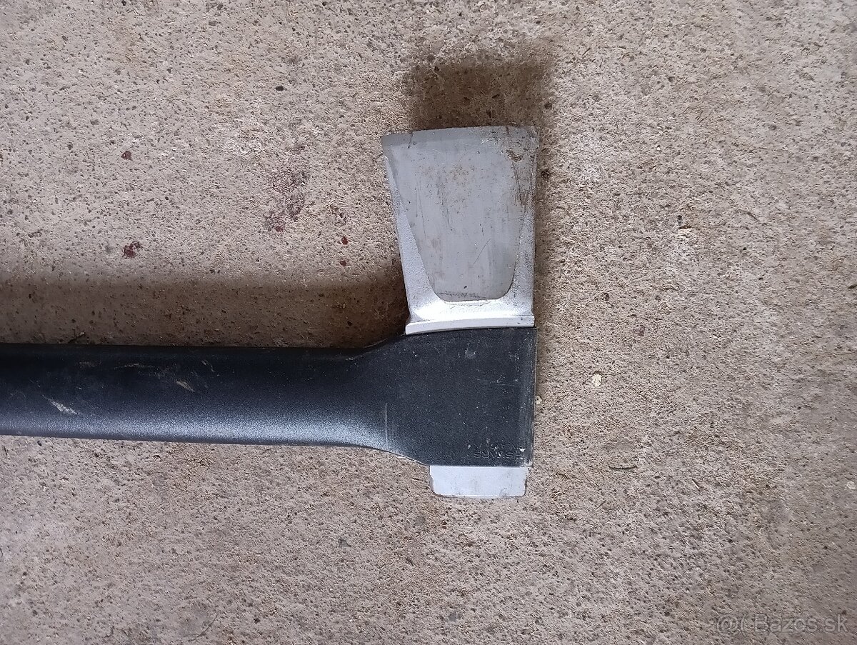 kvalitna stiepacia sekera FISKARS X27