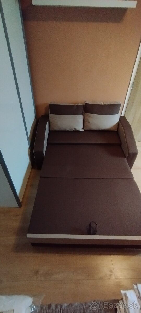 Rozkladací gauč.