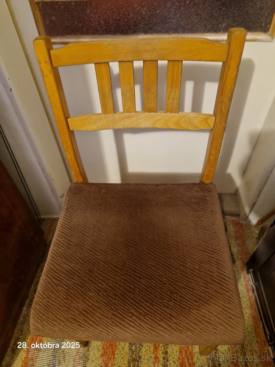 Stare retro stolicky na renovaciu