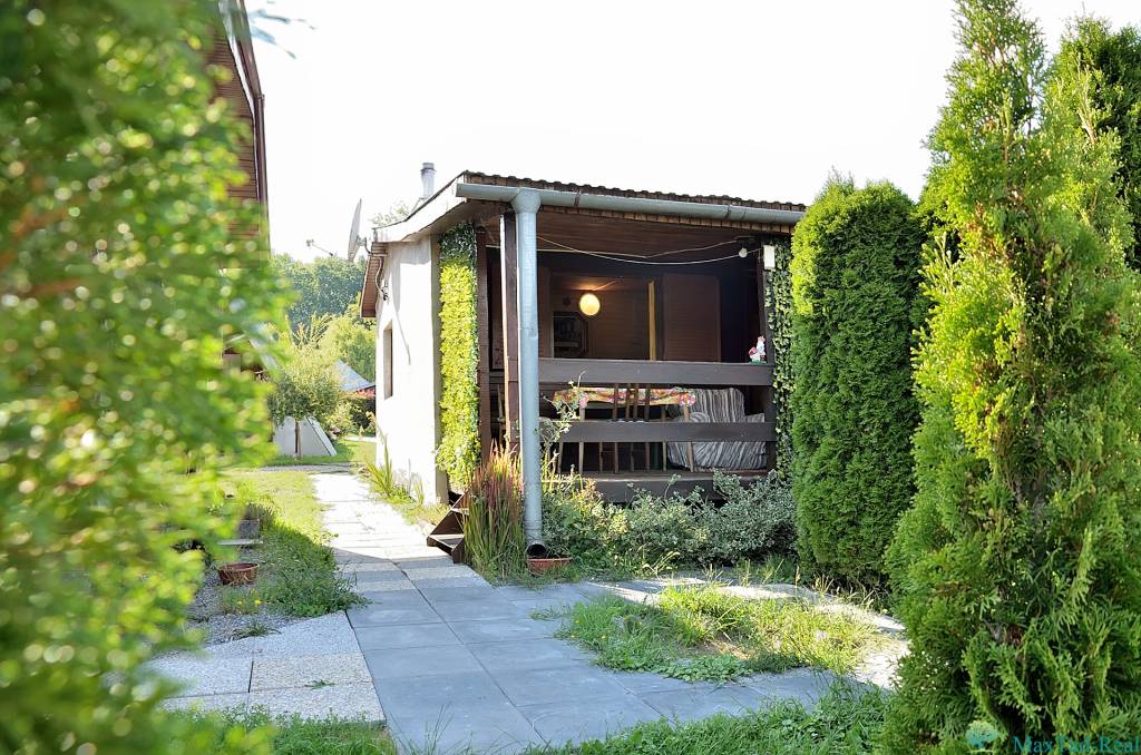 Dvojnásobná radosť pri vode: dve chaty na jednom mieste