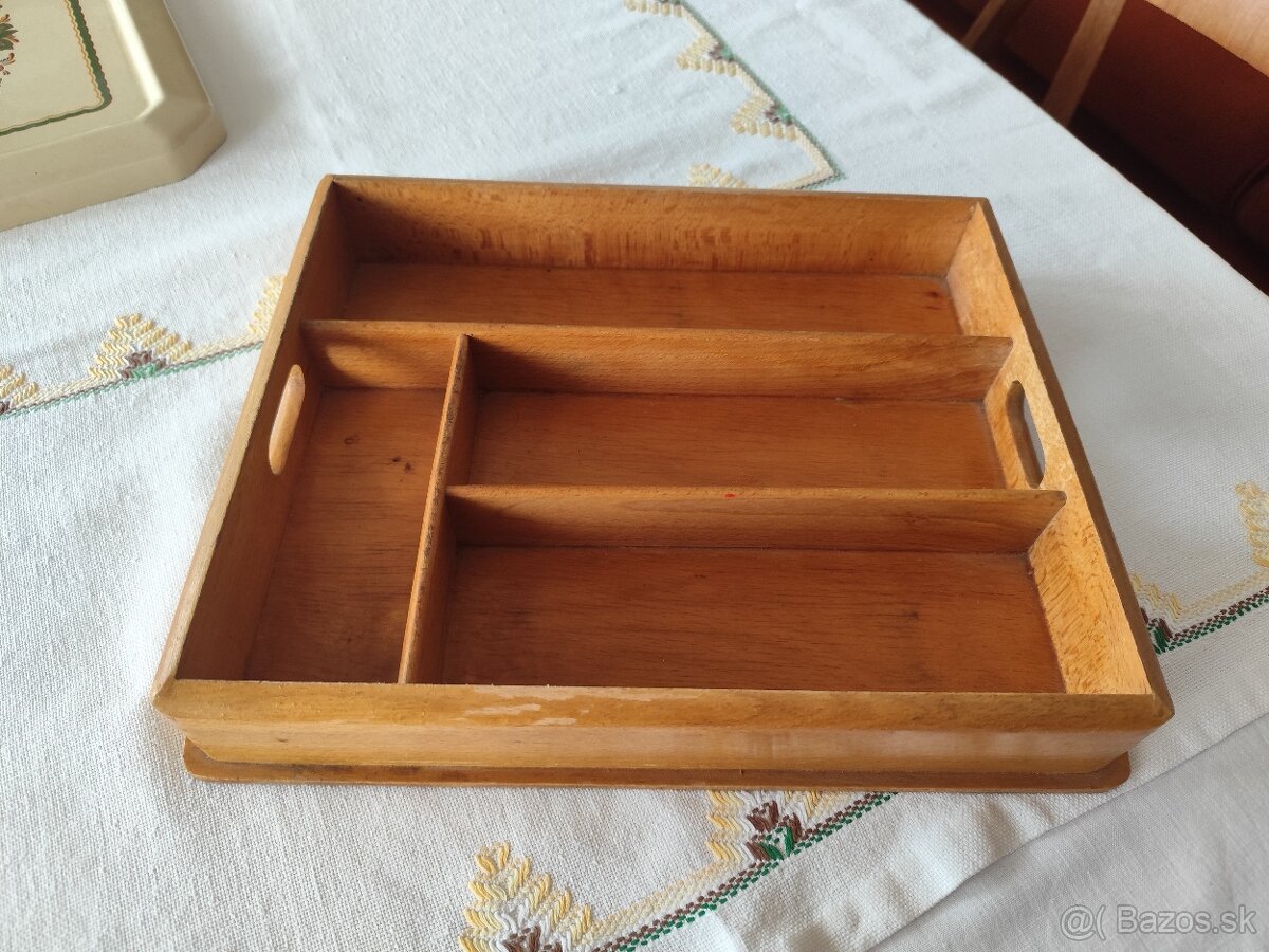 Predám drevený pribornik