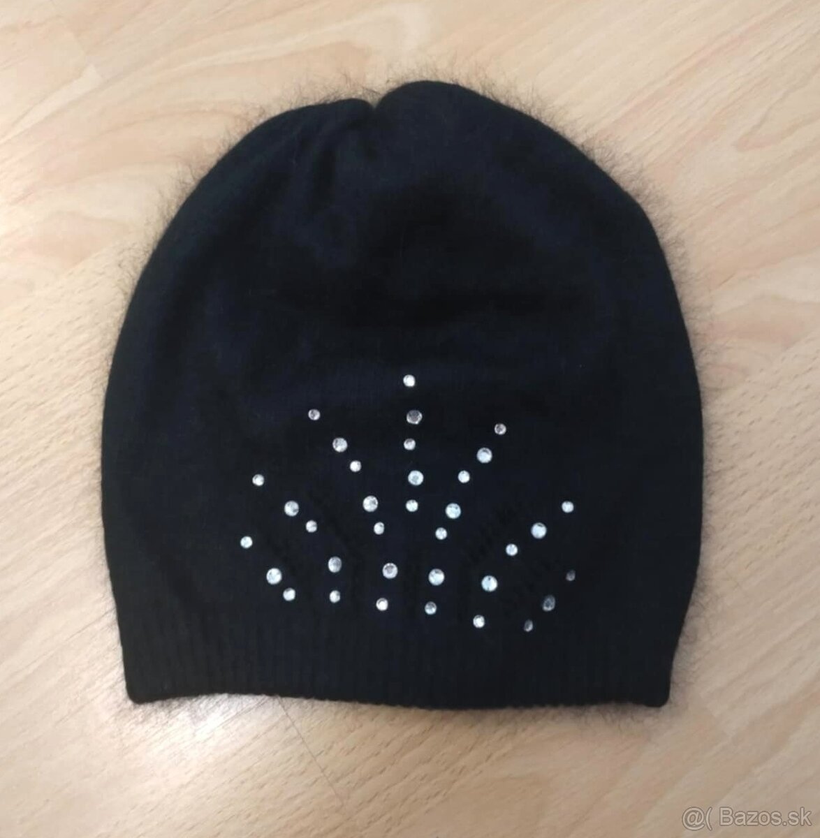 Dámska čierna čiapka s kamienkami