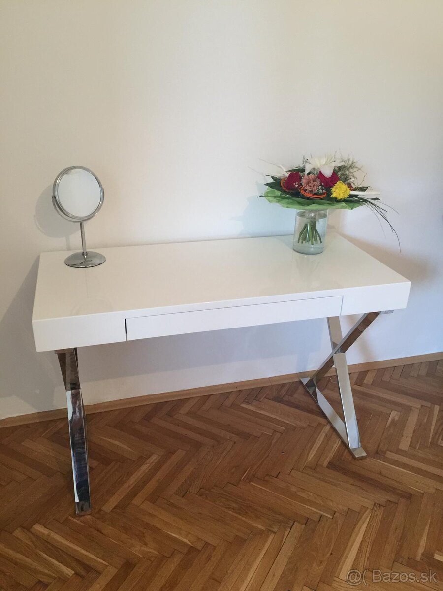 Kozmetický stolík