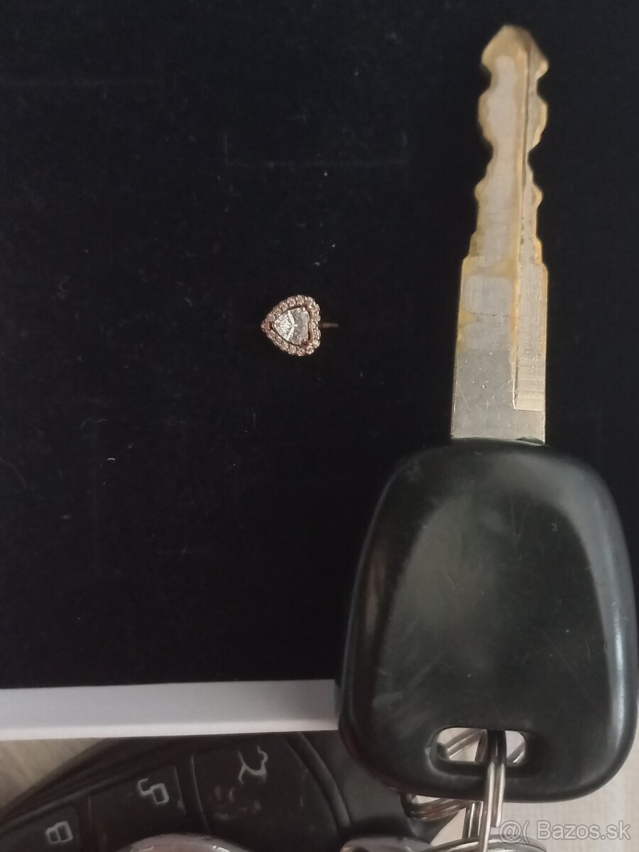 Predám puzetovú náušnicu v tvare srdca